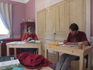  Avec le jeu Horaclès, nous avons expérimenté d'autres formes de résonances. A nous maintenant de reprendre ces tirages, de les approfondir et de les mettre en miroir du génogramme, des schémas heuristiques, des exercices de présence, de sorte à pouvoir se familiariser avec le processus de concrétisation impulsé.