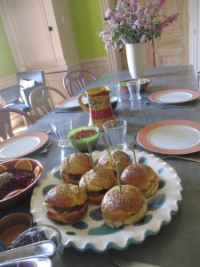 Nous avons profité des excellents burgers king végétariens de Danielle et des beaux lieux de la Source dorée, en pleine activité d'expansion. Le feu de la nouvelle cuisine marchait bien, Baba yaga y a certainement ses quartiers!